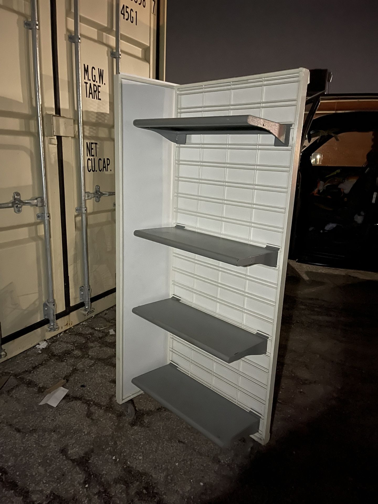 Metal Shelves For Commercial Use / Estantes De Metal Para Uso De Tienda Comercial OBO