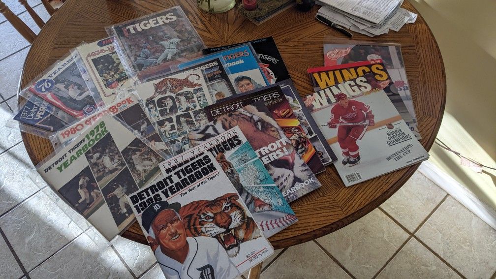15 Detroit Tigers Baseball Yearbooks (1974 - 1990) And 3 Detroit Wings Hockey Yearbooks (88-89, 89-90, 91-92)