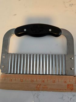 Pampered Chef Stainless Steel Crinkle Cutter Kitchen Gadget, about 7 1/4 inches long by 5 inches tall