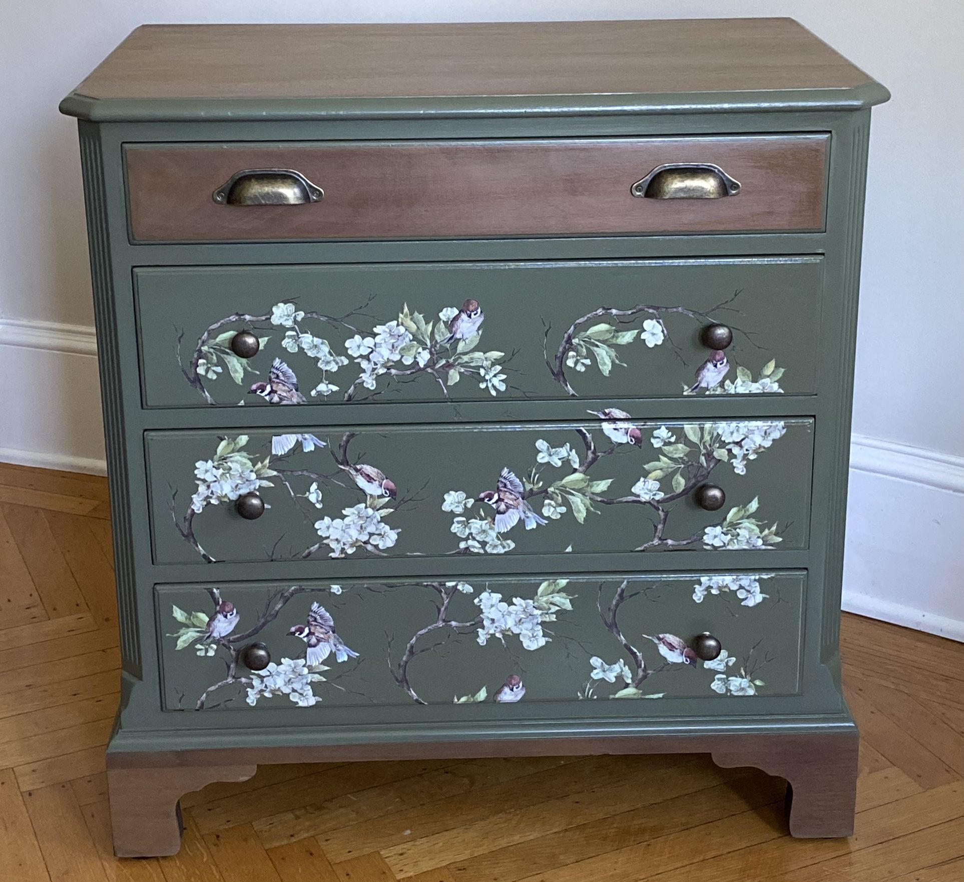 Solid Wood Decorated Small Dresser Cabinet