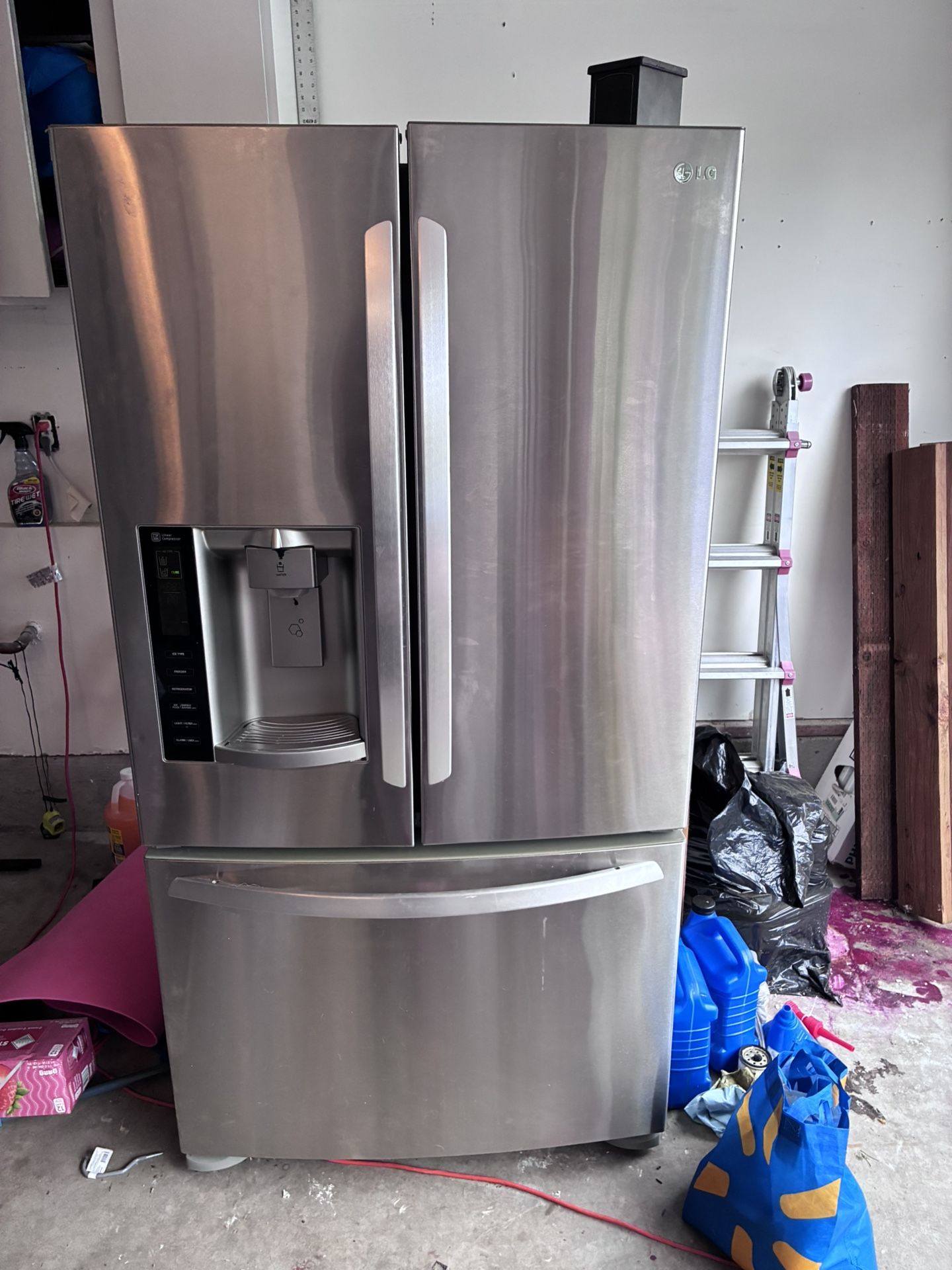 LG Refrigerator Freezer With Water And Ice Maker