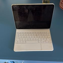  iPad Pro 11” (M1, 500GB) + Keyboard Folio – Excellent Condition