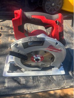 Milwaukee M18 18V Lithium-Ion Brushless Cordless 7-1/4 in. Circular Saw (Tool-Only)