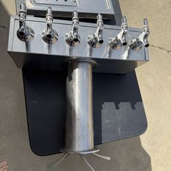 Six tap beer tower with drain plate and glass rinser