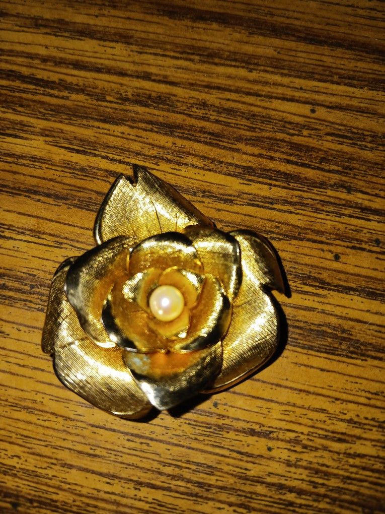 Jewelry Brooch: Gold Tone Rose Brooch With Pearl