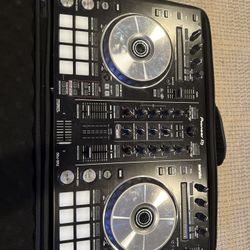 Pioneer DDJ SR2 DJ Controller With Travel Case
