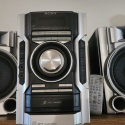 Sony 3-Disc CD Player, AM/FM Radio, Stereo