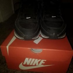 Nike air maxes Ltd 3