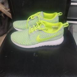 Nike Roshe Run Flyknit Shoes