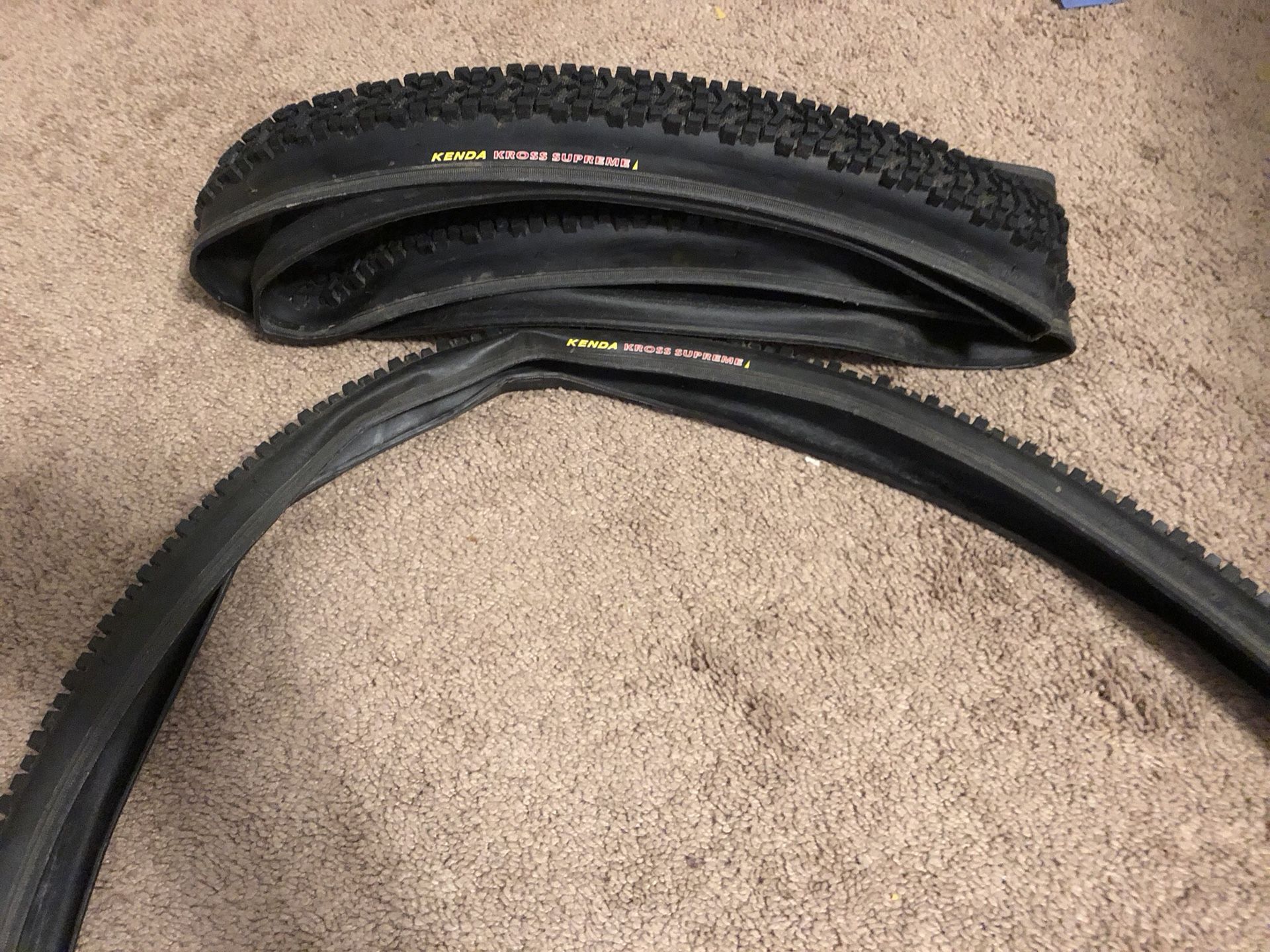 700x35 Kenda knobby tires