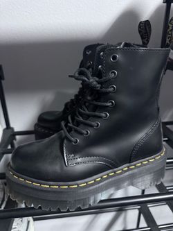 ***Dr. Martens Jadon Platform size 6 women’s  (like new)***
