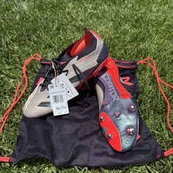 Predator Elite FG Platinum (Metal Studs)
