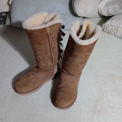 UGG Bailey Bow Size 7