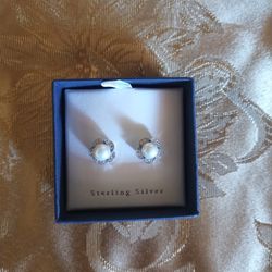Never Worn Pearl Flower Design Earrings 