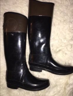 Sz 6 Black with a chocolate brown trim hunter rain boot H logo is on brown trim of both boots as shown in picture right boot is missing gold snap