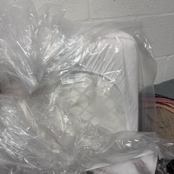 Crib/toddler bed & mattress