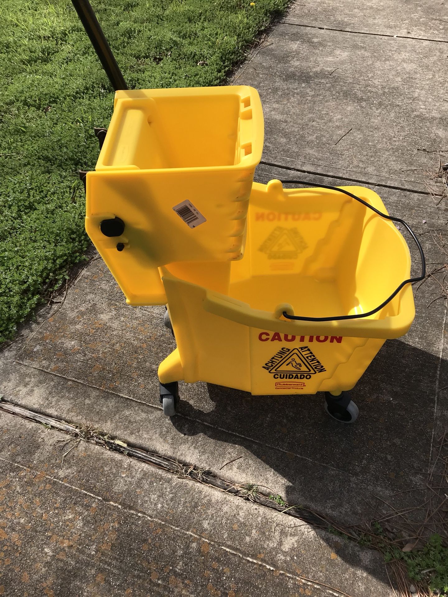 Mop bucket. Bote para trapear