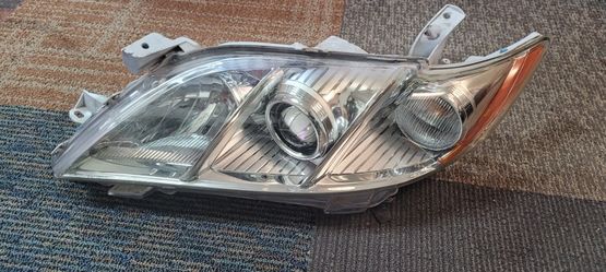 Toyota Camry SE Left Driver side Headlight Assembly  Halogen 