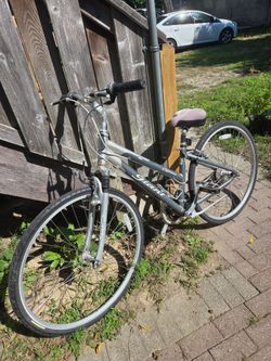 **PERFECT Giant Cypress DX Hybrid Bike