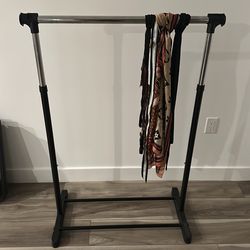 Adjustable clothes rack