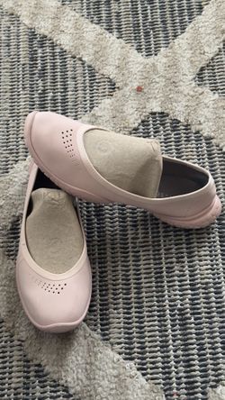 WOMENS LIGHT AND COMFORTABLE SHOES IN A SIZE 8 BY LISSOM FOR ALL DAY WEAR