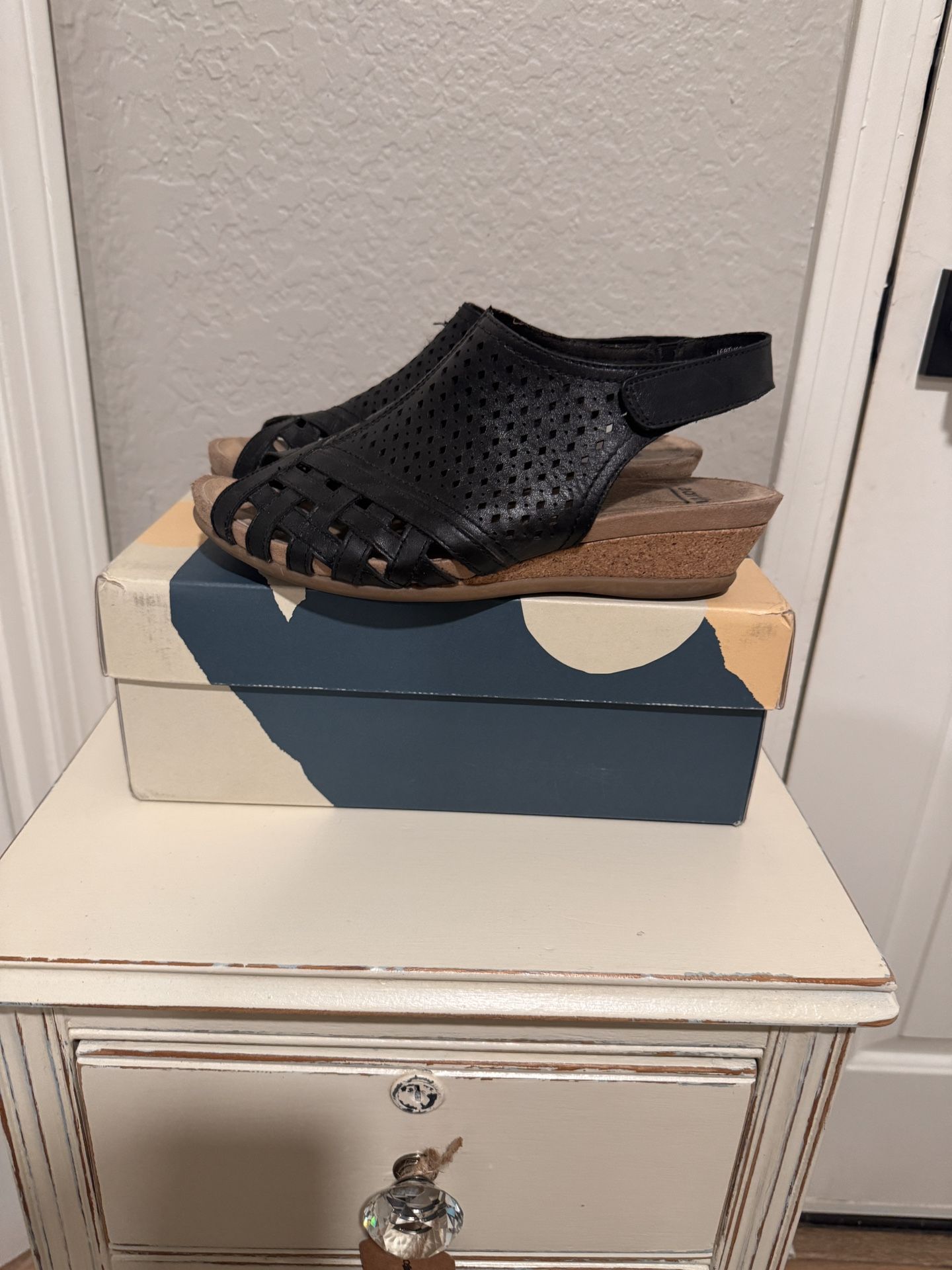 women’s 8Wide Leather Wedge Sandals - Earth brand