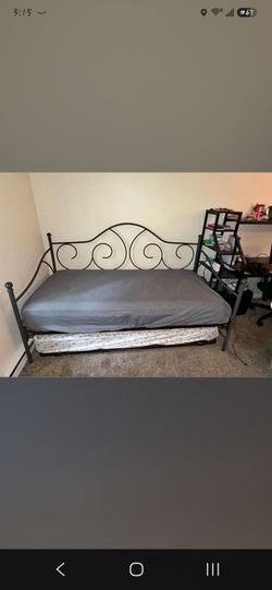 Metal Daybed with Pop-Up Trundle