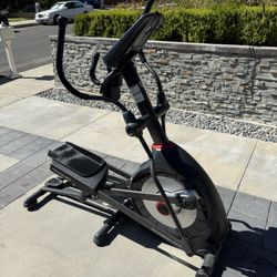 Schwinn Elliptical 470 - Like NEW 