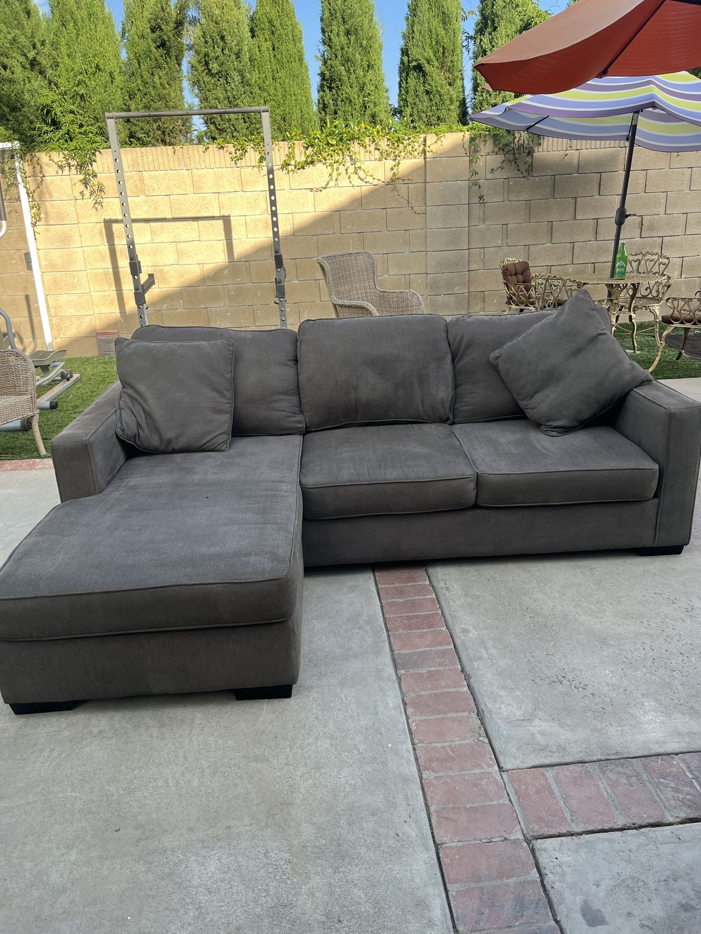 Gray L Sectional(Free Delivery 🚚)
