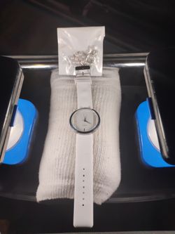 White Quartz Wristwatch with Minimalist Dial