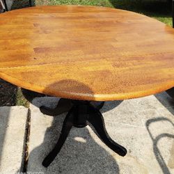 Nice Antique round Table in Great condition. 