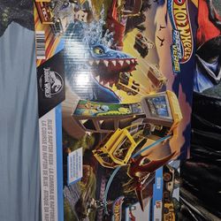 Hot Wheels Racer Verse Jurassic World Track Set