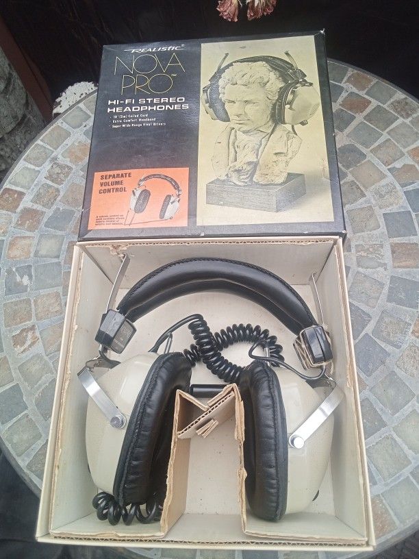 Vintage Realistic Nova Pro HiFi Stereo Headphones