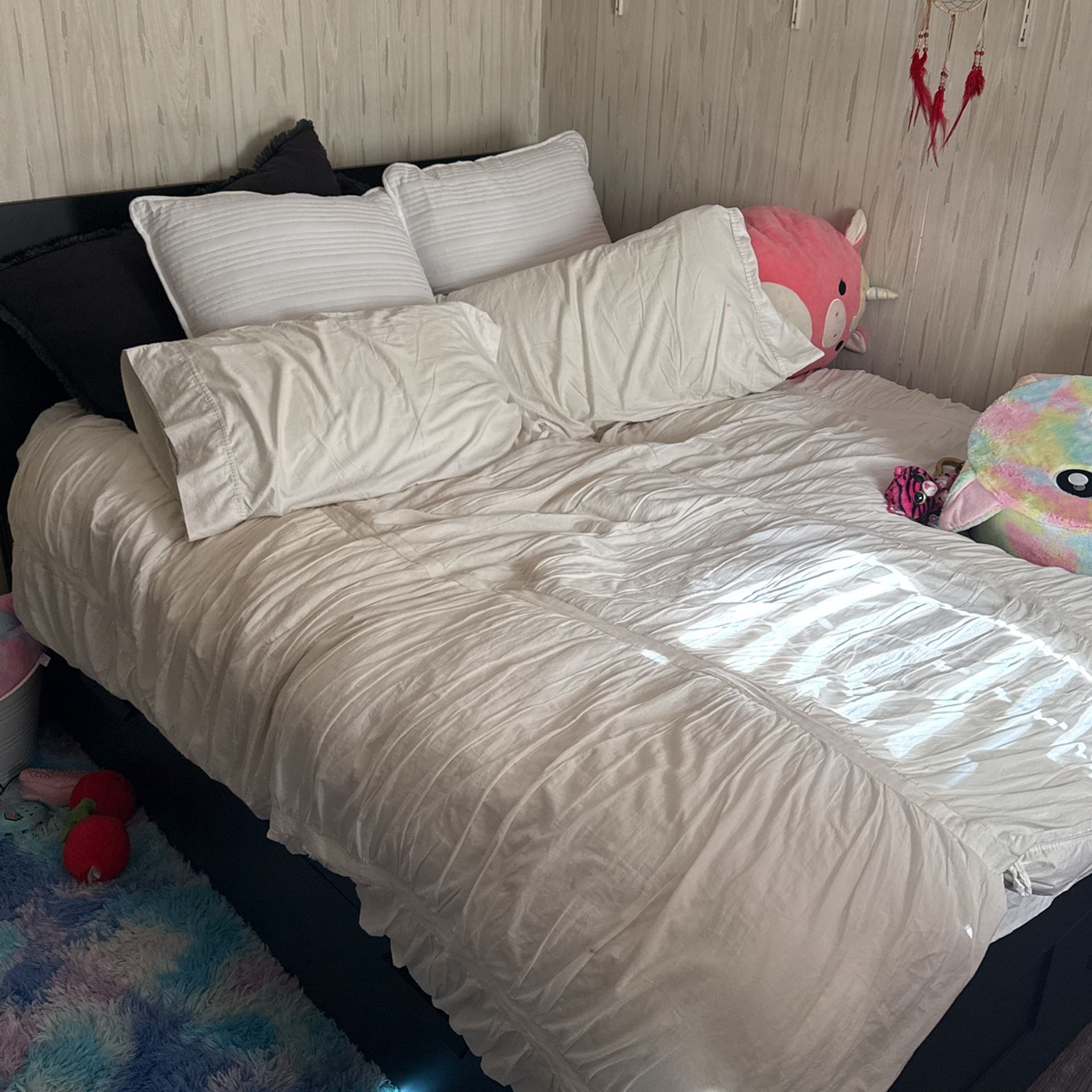 Queen Bed Frame W/drawers Bedding And End Table