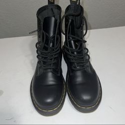 DOC MARTINS  LACEUP BOOTS Size 6