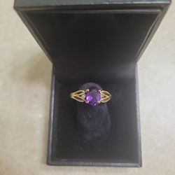 10 K Gold Ring.  Weight Is 2 Grams