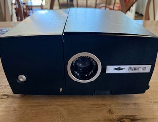 Vintage slide projector, projection screen and 10 carousels