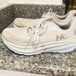 Woman’s Tennis Shoes Size 7 Good Condition 