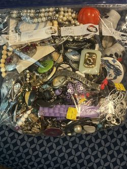 1gallon Bag Of Mixed Costume Jewelry $30 FIRM Cash Only TAKES ALL! 