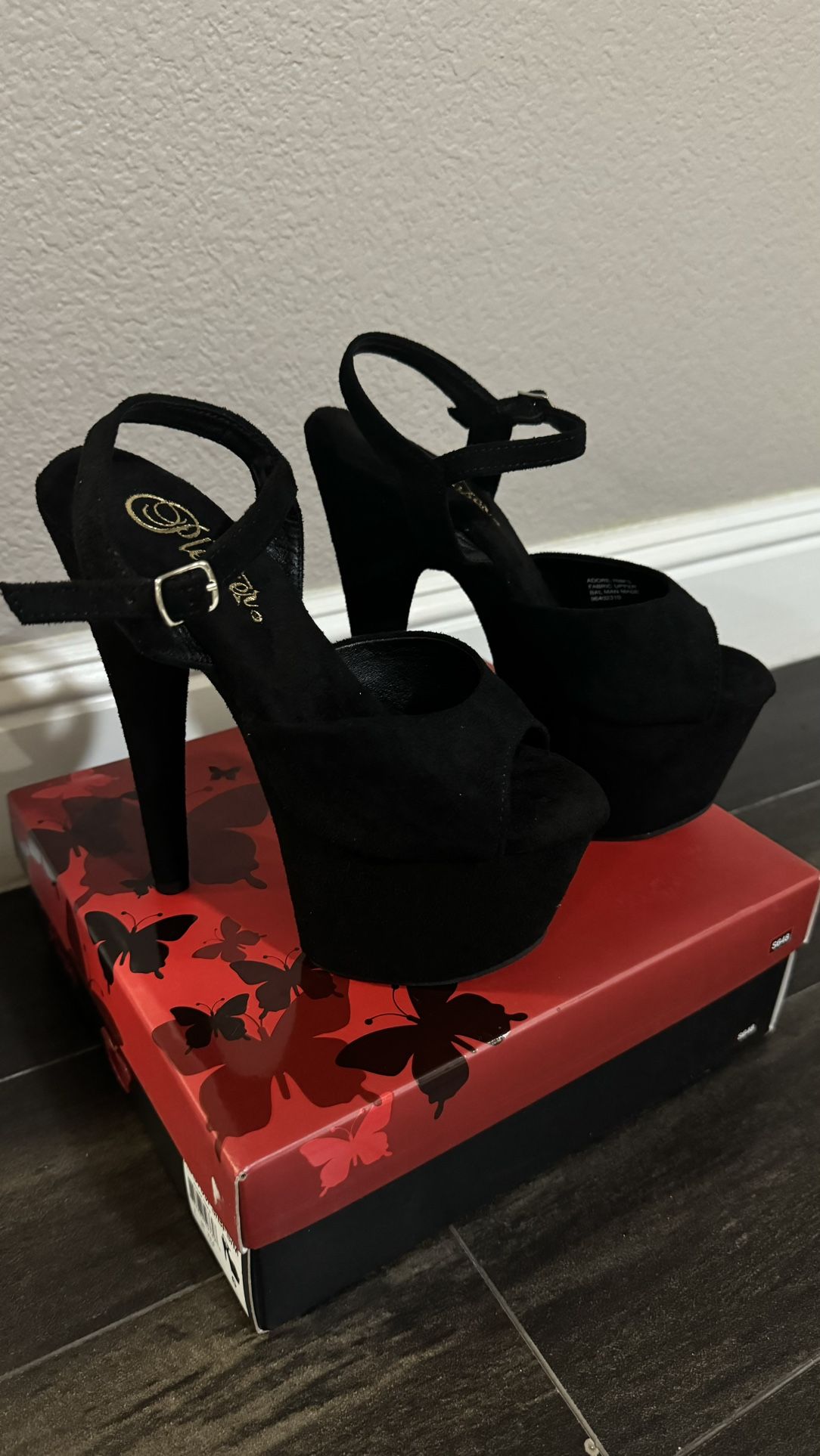 Brandnew Beautiful Black Heels Size 6 Retail Value $289.99 + Tax 