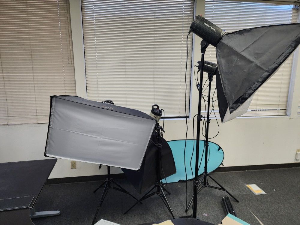 Pair 2 Neewer MT-400 Strobe flash Photography with bulb and charger. Like new Includes: Ac power cord