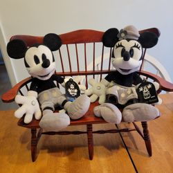 Tokyo DISNEYLAND Black / White Mickey And MINNIE  On Park Bench