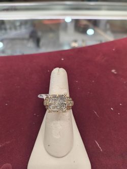 14ksolid gold diamond ring 9.9 grams size 7 layway available 10% Dwon if you interested please make sure you ask for Maribel thank you