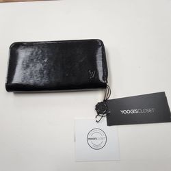 Louis Vuitton zippy wallet
