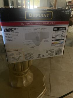 NEW Defiant MaxDetect 240° White Motion Sensor Wired Outdoor 2-Head LED Security Flood Light.