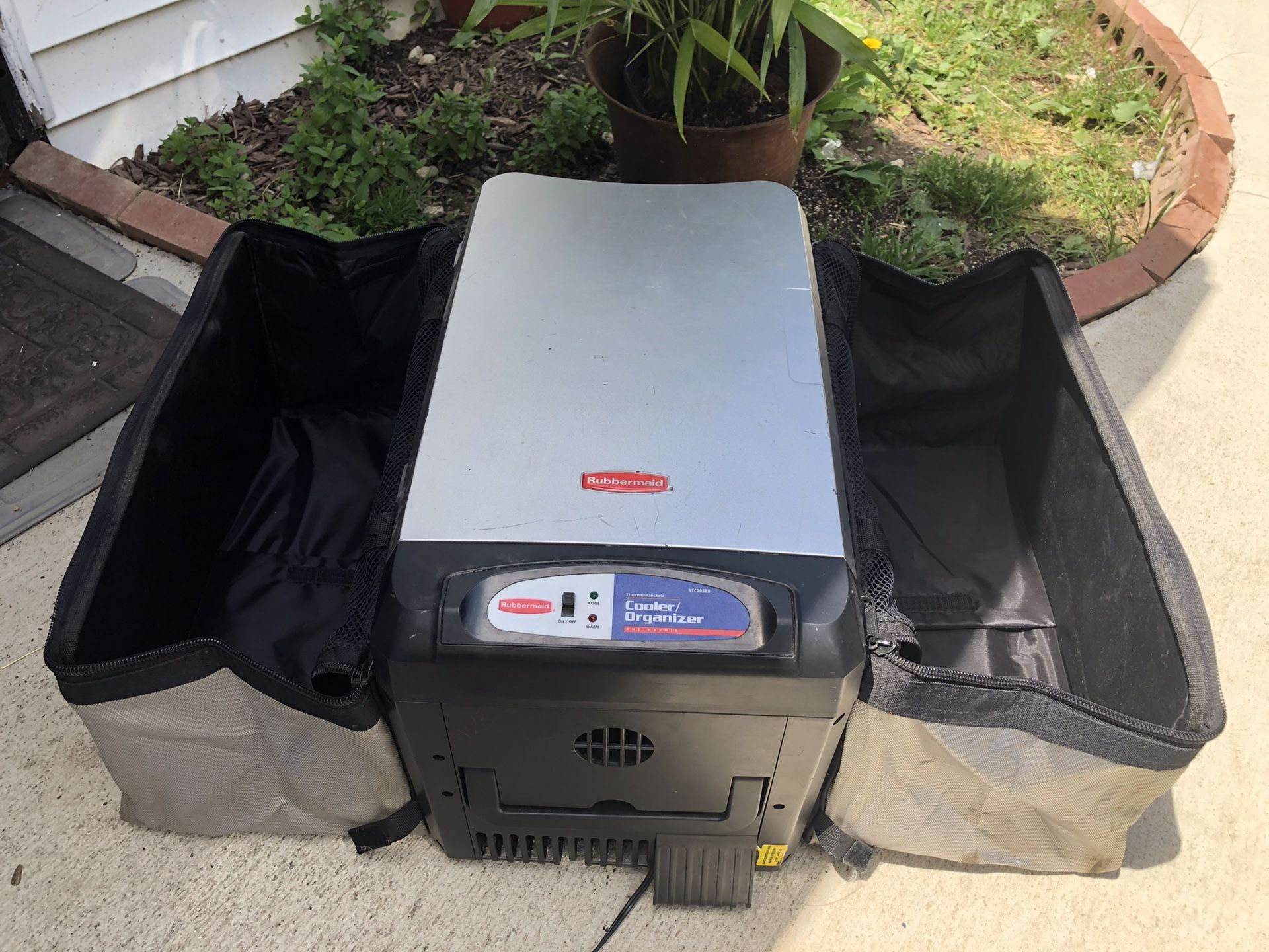 Rubbermaid cooler/warmer