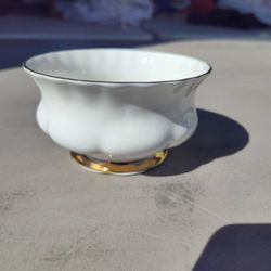 Vintage Royal Albert Val D'Or Sugar Bowl White Gold Trim Bone China England

