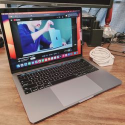 Apple MacBook Pro, Touchbar, 17