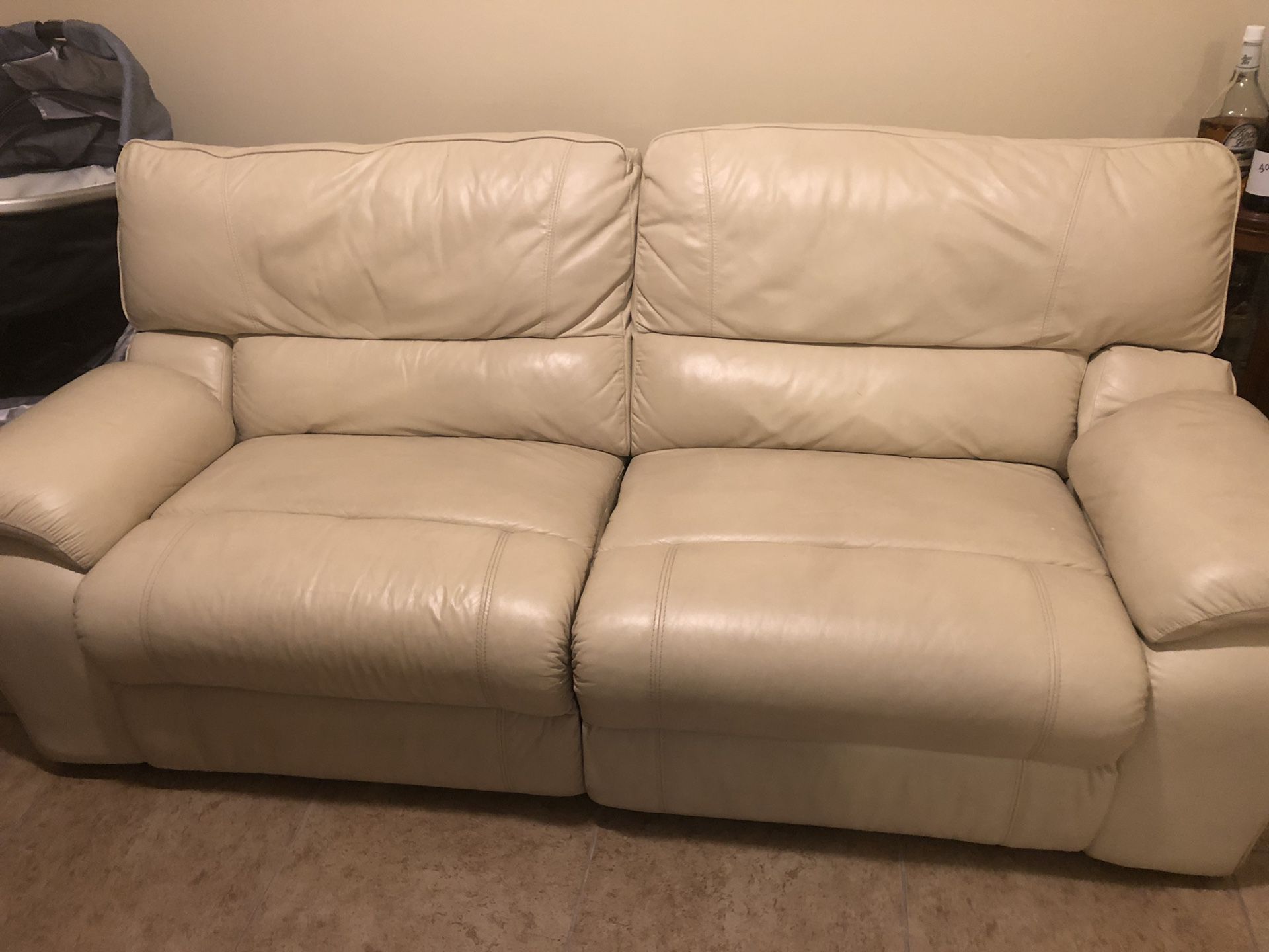 Reclining couch creme leather