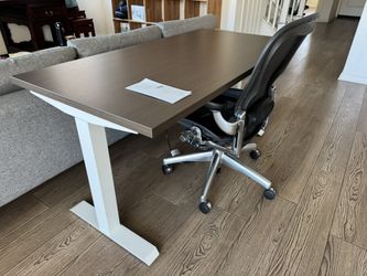 New Steelcase AMQ Active Pro electric standing desk( 58”x29” walnut)